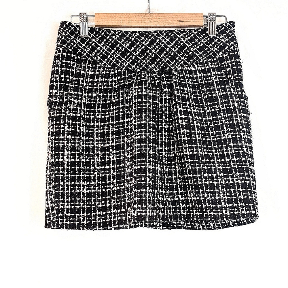 one A Pleated Black & White Tweed Mini Skirt Size 2